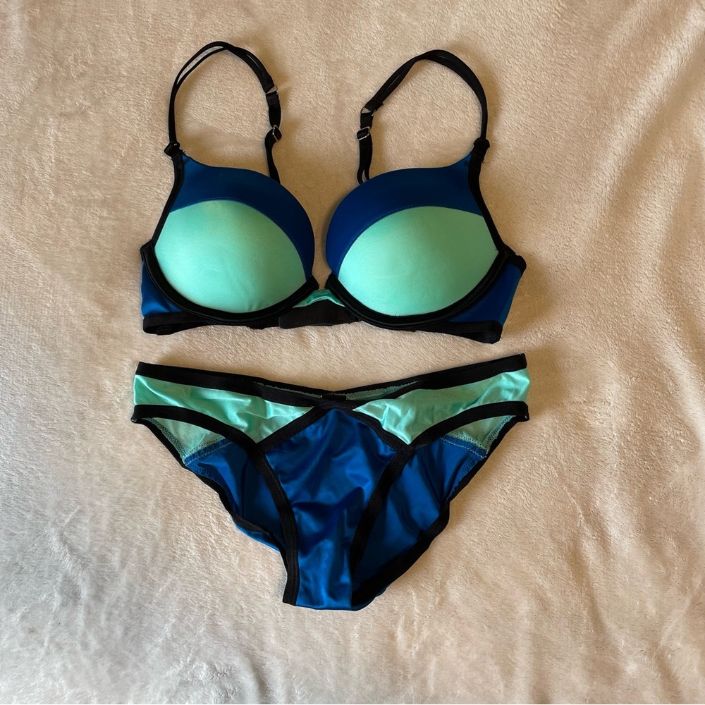 NWOT matching set: Victoria’s Secret 32b/XS push-up bra and panty in blue/teal